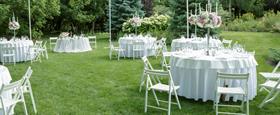 Tische und Stühle für die Party